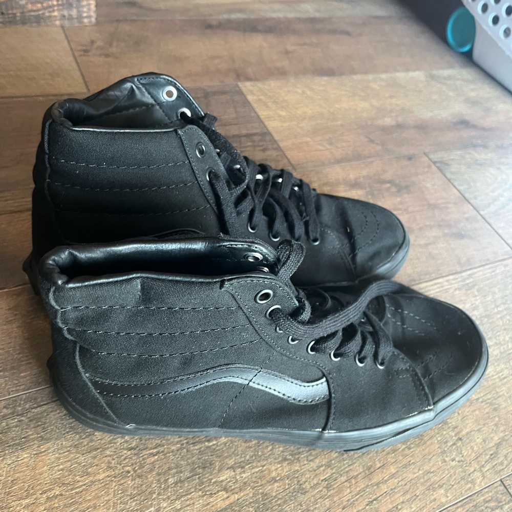 Men’s black high top vans